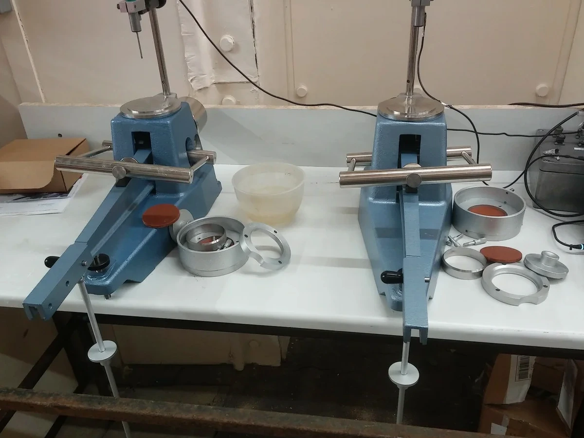 Límites de Atterberg en Buin: Clasificación de Suelos Finos con Precisión de Laboratorio